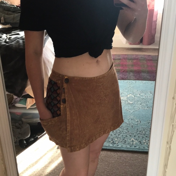 Tan Skort with Patterned Side Panels & Pockets - Picture 4 of 5